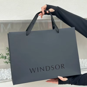 custom printed luxury paper gift bags, suitable for clothing, jewelry and cosmetics packaging. **外贸简洁版** custom luxury printed paper bags for apparel, jewelry & cosmetics